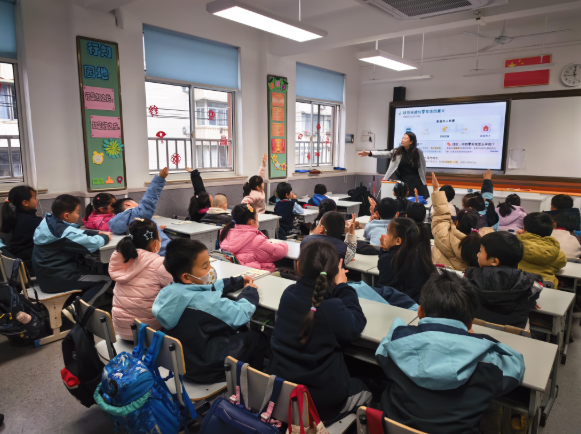 情景判断游戏引导学生对日常物品进行需要与想要的分类讨论